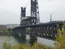 Steel Bridge in Portland: Coast Starlight der Amtrak unten, oben fährt die Straßenbahn