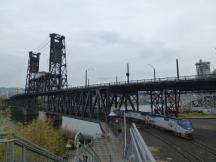 Coast Starlight der Amtrak, wie er gerade die Steel Bridge in Portland überquert hat