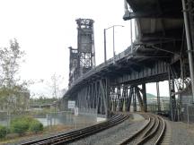 zweigeschossige Steel Bridge: oben verkehrt die Straßenbahn, unten die Eisenbahn