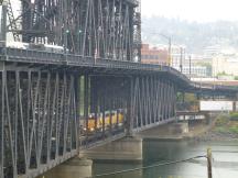 Steel Bridge in Portland: Union Pacific Güterzug unten, Stadtbahn Portland oben