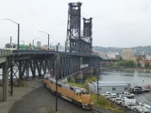 Güterzug der Union Pacific, wie er gerade die Steel Bridge in Portland überquert hat