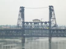 Steel Bridge in Portland: Coast Starlight der Amtrak unten, oben fährt die Straßenbahn