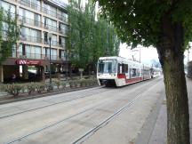 Blue Line auf der Holladay St Ecke Grand Ave