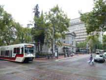 Red Line auf Yamhill St Ecke 5th Ave, dahinter Pioneer Courthouse