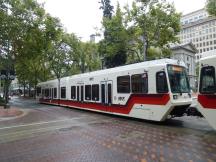 Red Line auf der Yamhill St Ecke 5th Ave