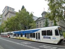 Yellow Line der 5th Ave Ecke Morrison St, dahinter Pioneer Courthouse