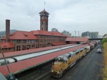 Güterzug der Union Pacific passiert die Union Station in Portland, OR