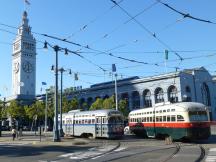 PCCs in den Farben von Newark (NJ) und Birmingham (AL) vor dem Ferry Building