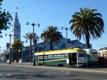 PCC in den Farben der Market Street Railway am Embarcadero mit dem Ferry Building