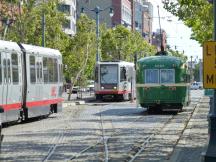 historischer PCC begegnet den aktuellen Stadtbahnwagen der Linien N&T in der King St