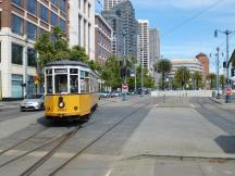 Wagen aus Mailand (Italien) umfährt die Tunnelrampe am Embarcadero