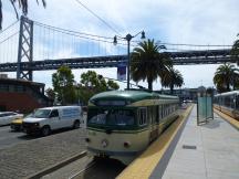 PCC in den Farben der SF Muni (1950s) am Hochbahnsteig Folsom & The Embarcadero