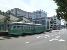 PCC in den Farben von Brooklyn (NY) - Einrichtungsfahrzeug neben Mittelbahnsteig