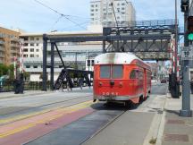 PCC in den Farben der Pacific Electric auf der Hubbrücke über den Mission Creek