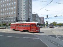 PCC in den Farben der Pacific Electric am CalTrain Depot (rechts Wagen der Linie N)