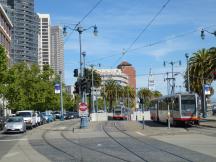 Zugbegegnung an der Tunnelrampe Embarcadero - im Hintergrund das Ferry Building