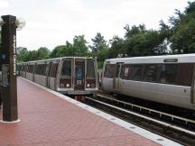 Zugbegegnung der Blue Line an der Station Arlington Cemetery